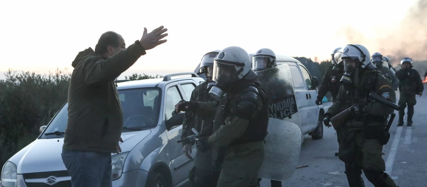 Λέσβος: Η ΕΛ.ΑΣ «κυνηγάει» όσους πολίτες συμπαραστάθηκαν στον 55χρονο που πυροβόλησε αλλοδαπούς - Πρόστιμα & δικογραφίες